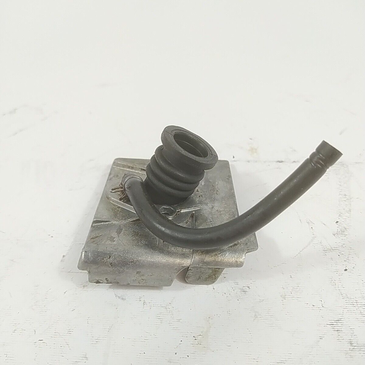 ricambio per motosega CASTOR ALPINA 450 FLANGIA COLLETTORE CARBURATORE usato