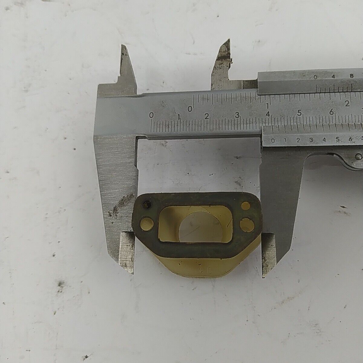 Ricambio usato FLANGIA COLLETTORE CARBURATORE per MOTOSEGA Echo 330 EVL