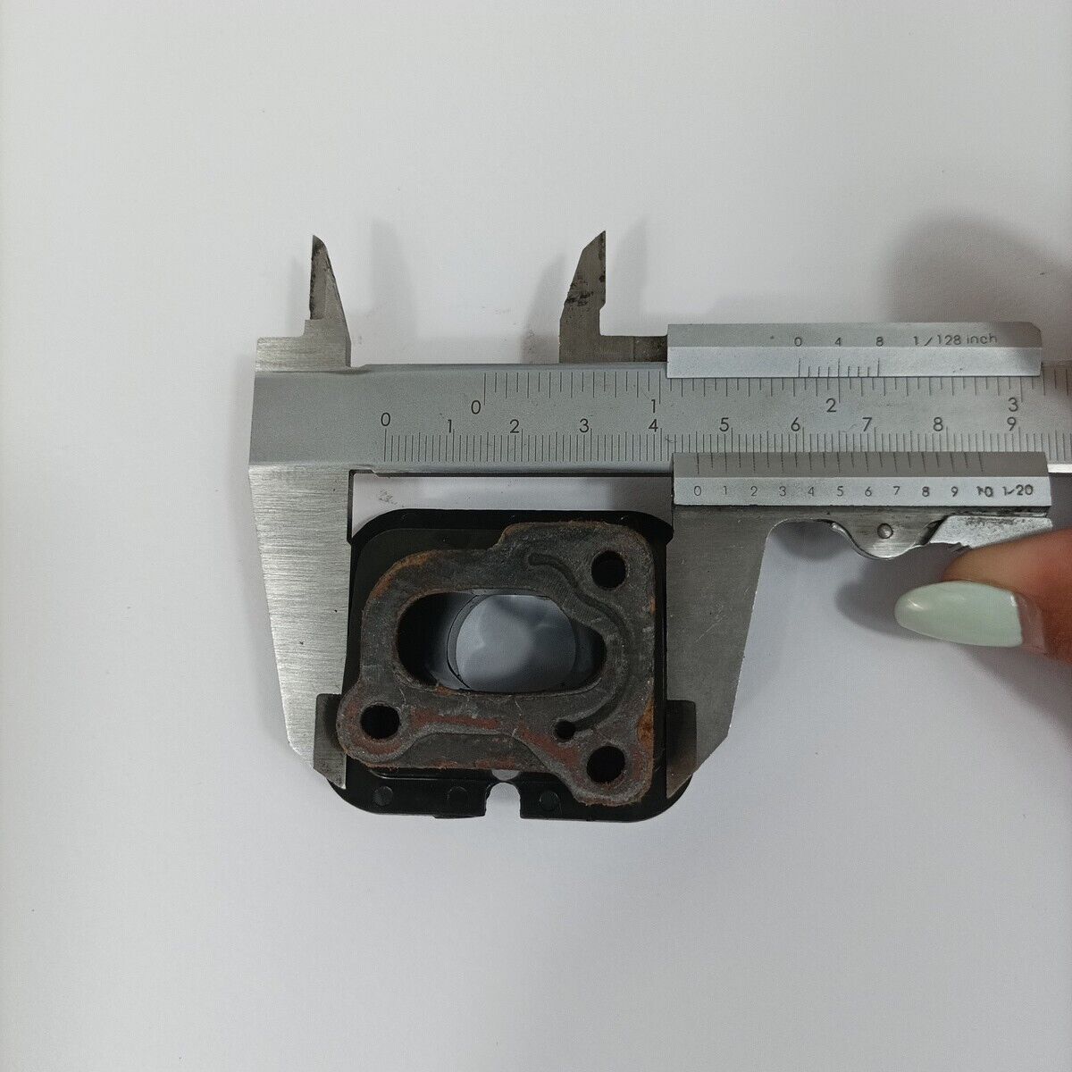 Ricambio usato FLANGIA COLLETTORE CARBURATORE per motosega DOLMAR 116 si