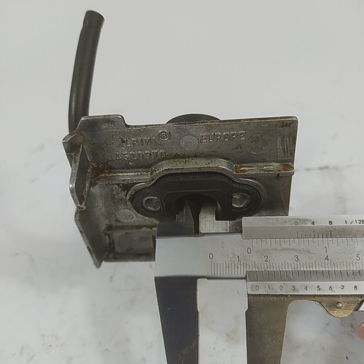 ricambio per motosega CASTOR ALPINA 450 FLANGIA COLLETTORE CARBURATORE usato