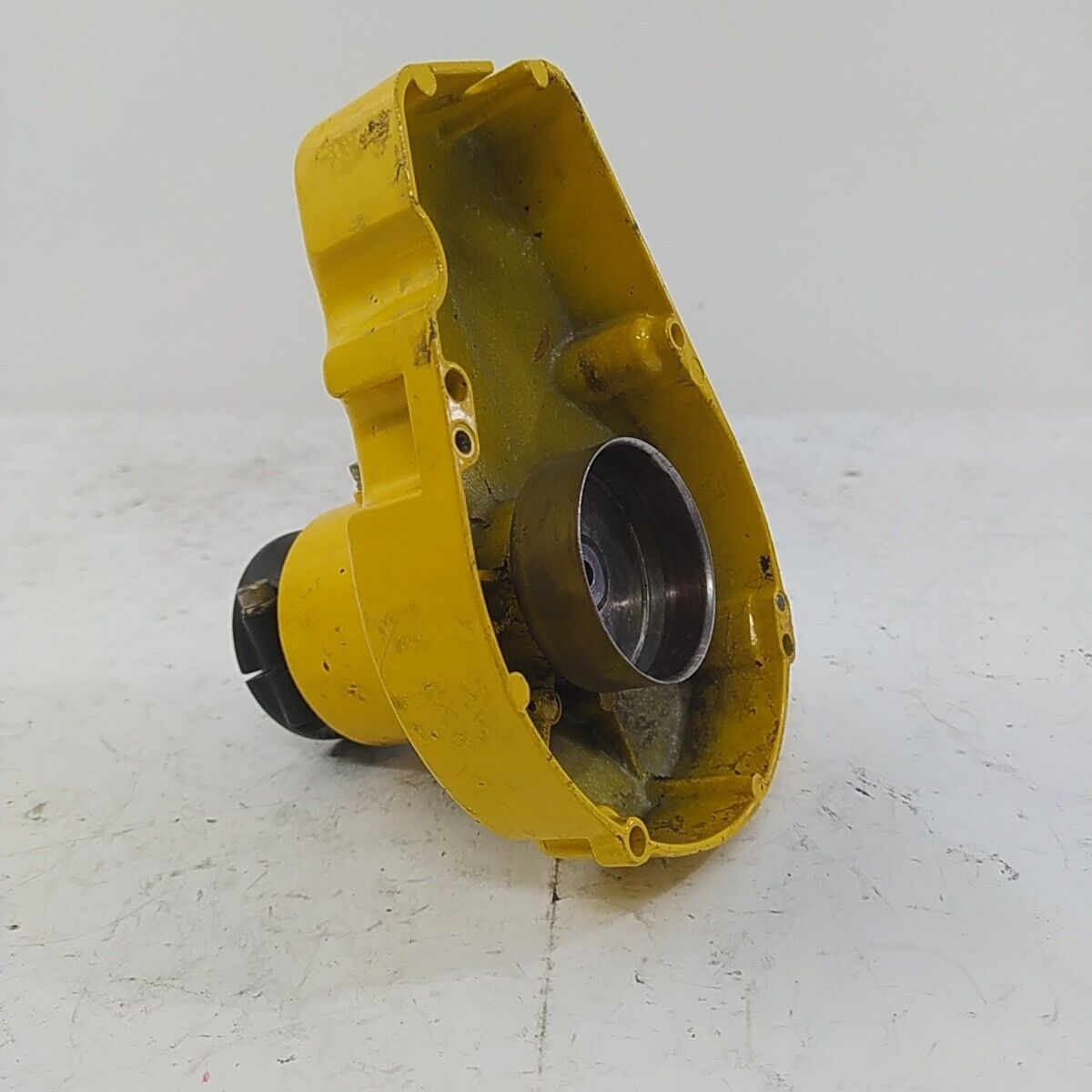 Ricambio SUPPORTO CAMPANA FRIZIONE usato DECESPUGLIATORE MCCULLOCH GT 50