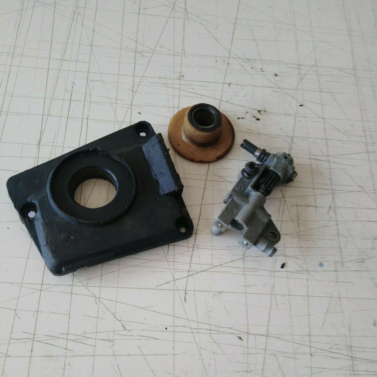 pompa olio CON INGRANAGGIO PER MOTOSEGA CINESE 5200 4500 5800 45cc ricambi usati