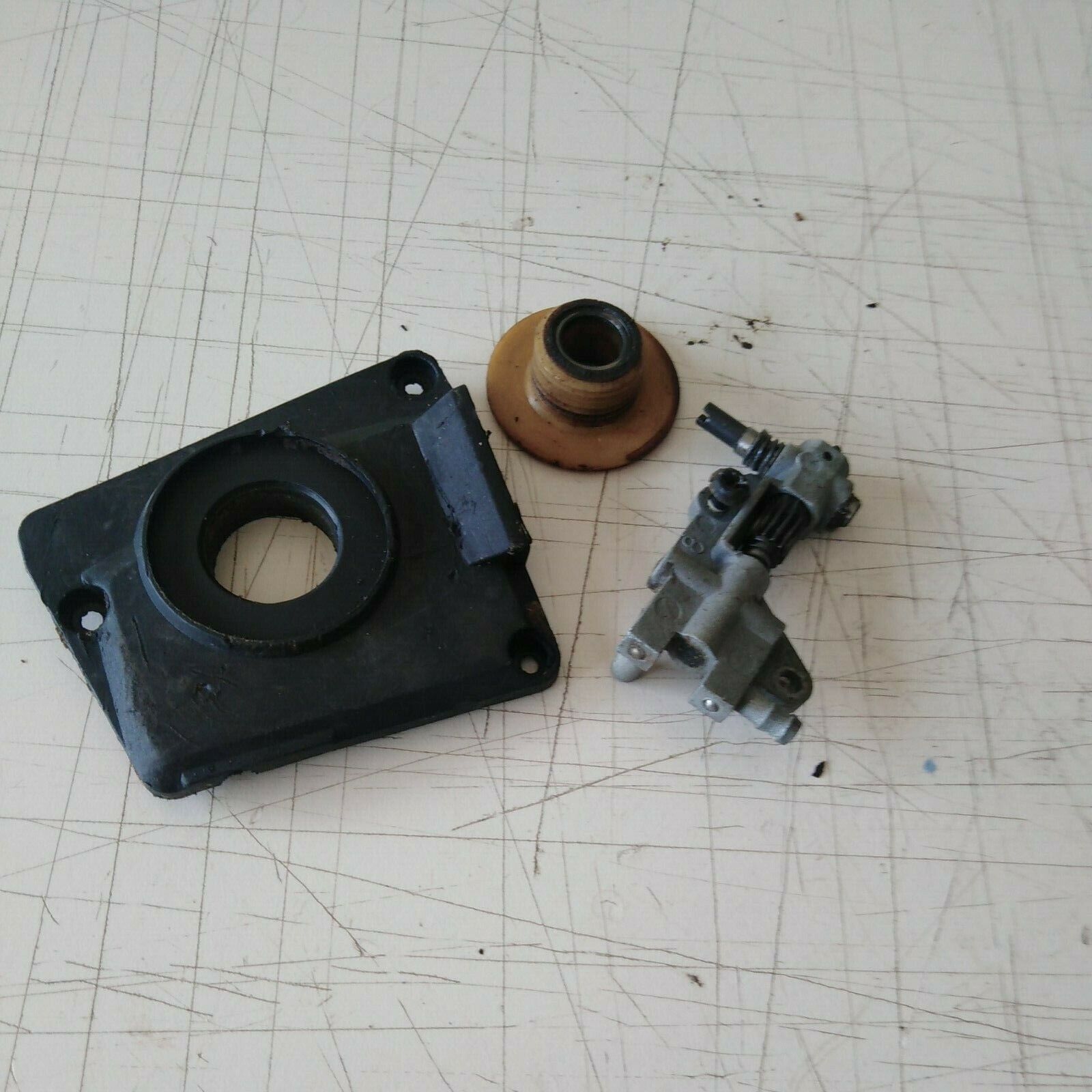 pompa olio CON INGRANAGGIO PER MOTOSEGA CINESE 5200 4500 5800 45cc ricambi usati