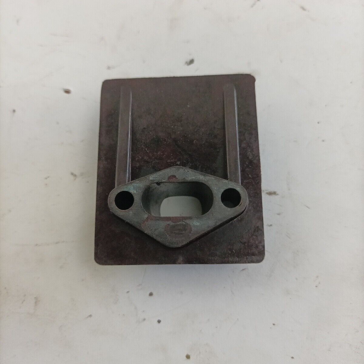 ricambio FLANGIA COLLETTORE CARBURATORE usato per decespugliatore KAWASAKI TD 33