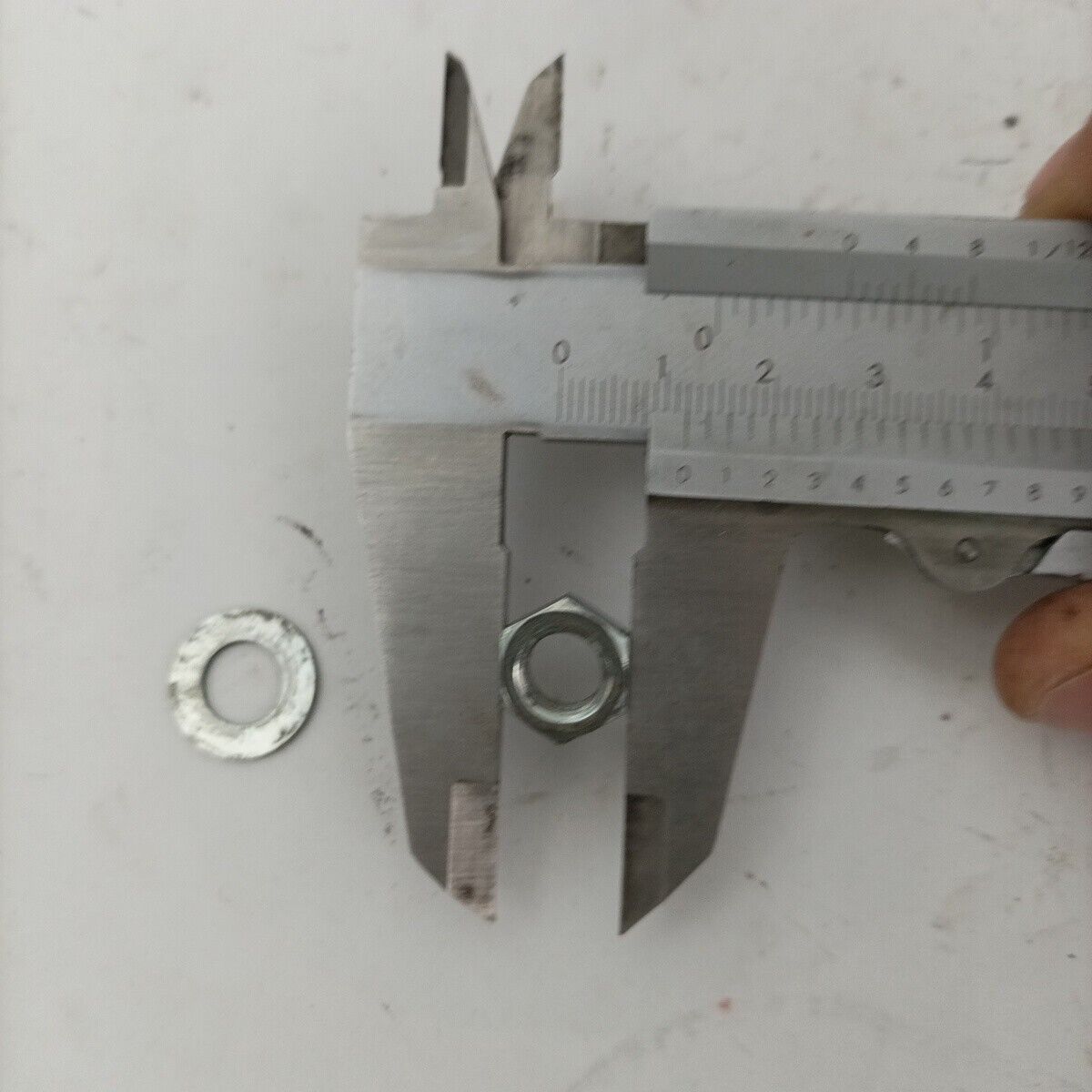 ricambio DADO BULLONE ALBERO MOTORE usato per decespugliatore KAWASAKI TD 33