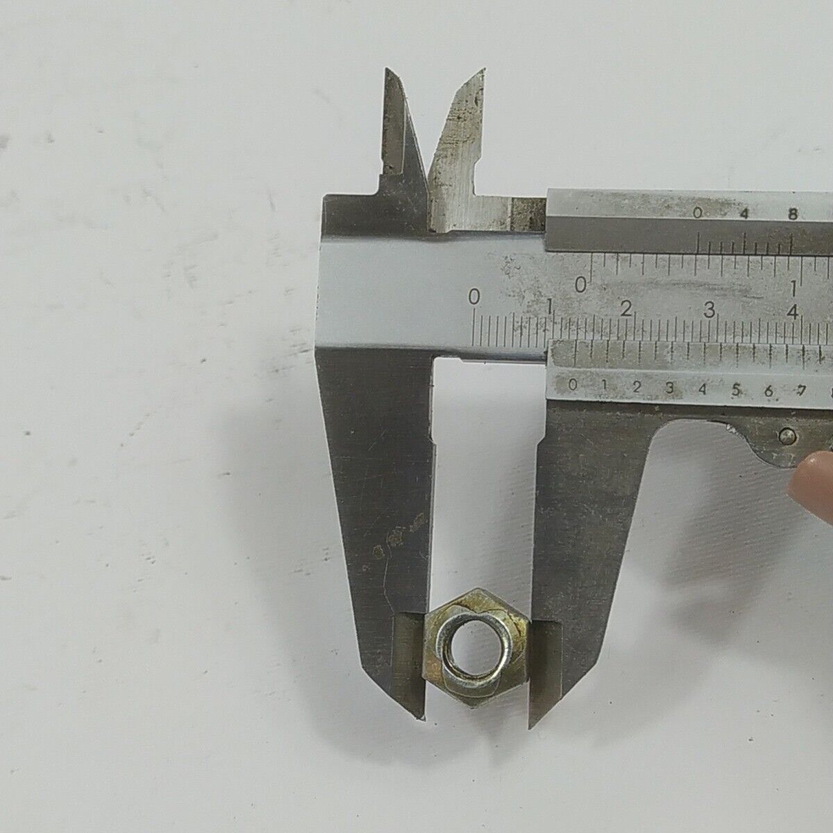 Ricambio per motosega CASTOR ALPINA 450 DADO BULLONE VOLANO DI AVVIAMENTO Usato