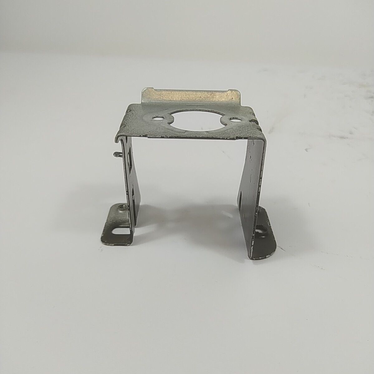 Ricambi STAFFA SUPPORTO CARBURATORE per tosaerba Briggs & Stratton 675 EXi usati