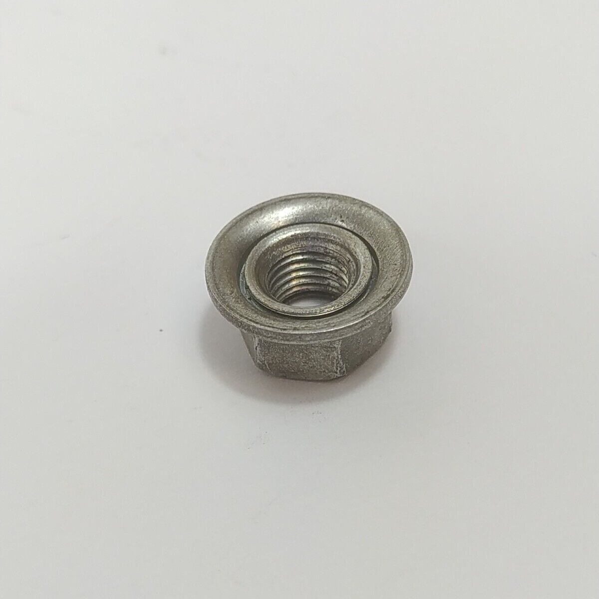 Ricambio per decespugliatore EFCO 8250 DADO ALBERO MOTORE LATO VOLANO usato