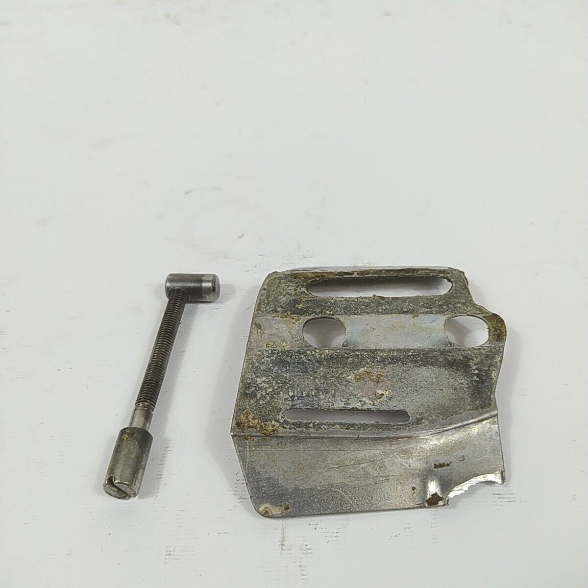 Ricambio per motosega OLEO-MAC 350 PIASTRINA REGISTRO E BARRA CATENA usato