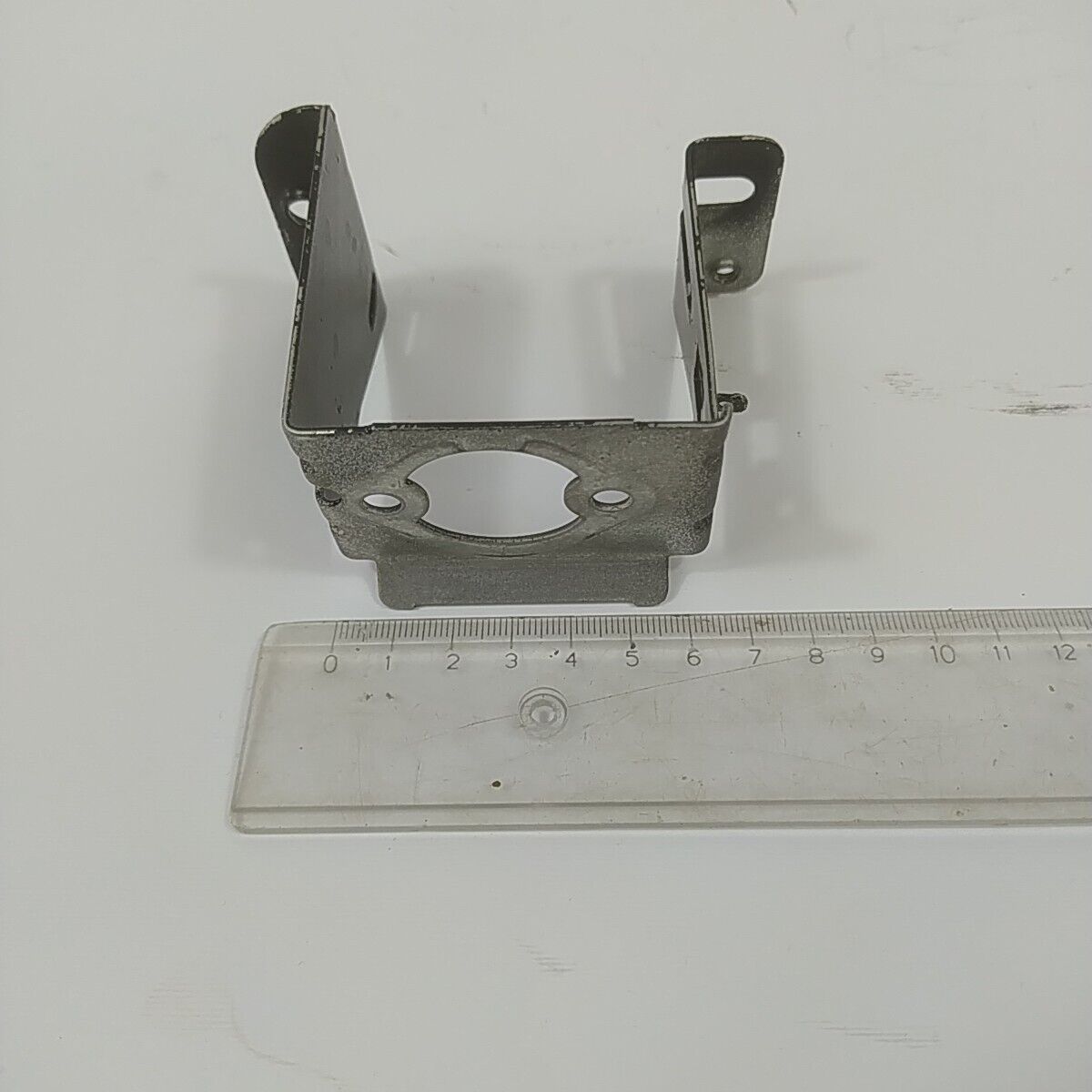 Ricambi STAFFA SUPPORTO CARBURATORE per tosaerba Briggs & Stratton 675 EXi usati