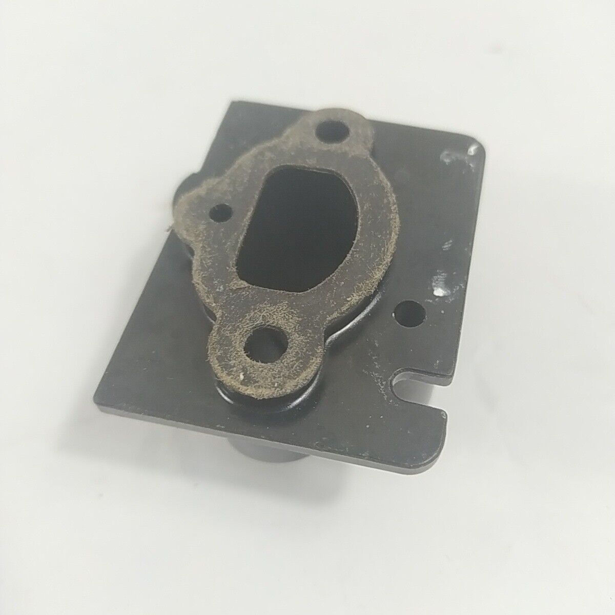 Ricambio FLANGIA COLLETTORE ASPIRAZIONE CARBURATORE DECESPUGLIATORE ALPINA usato