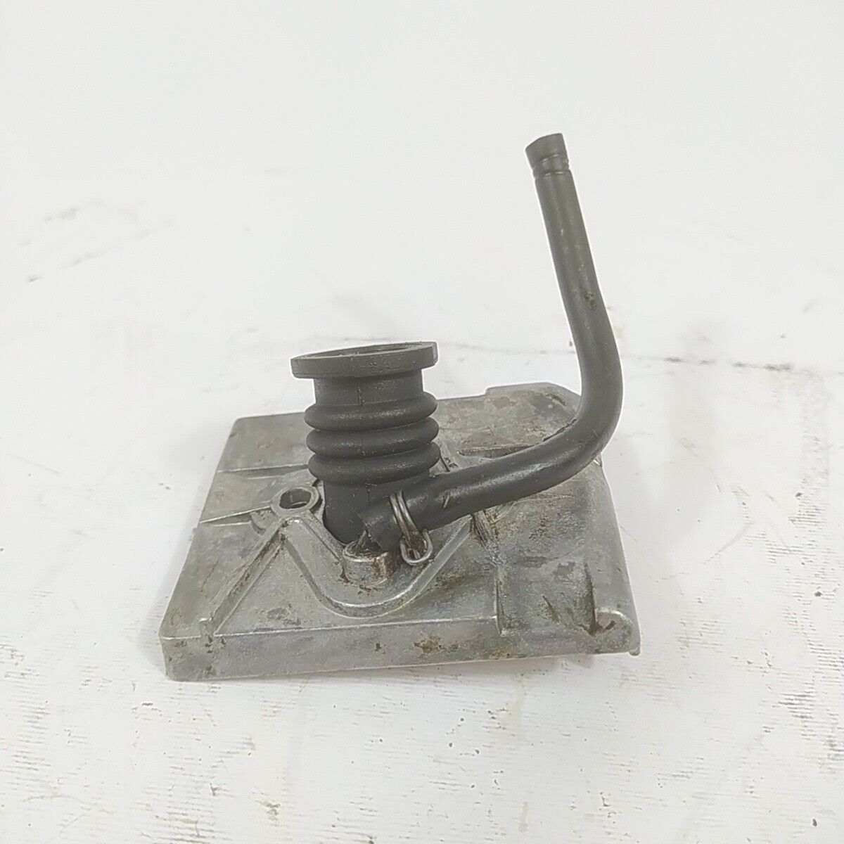 ricambio per motosega CASTOR ALPINA 450 FLANGIA COLLETTORE CARBURATORE usato