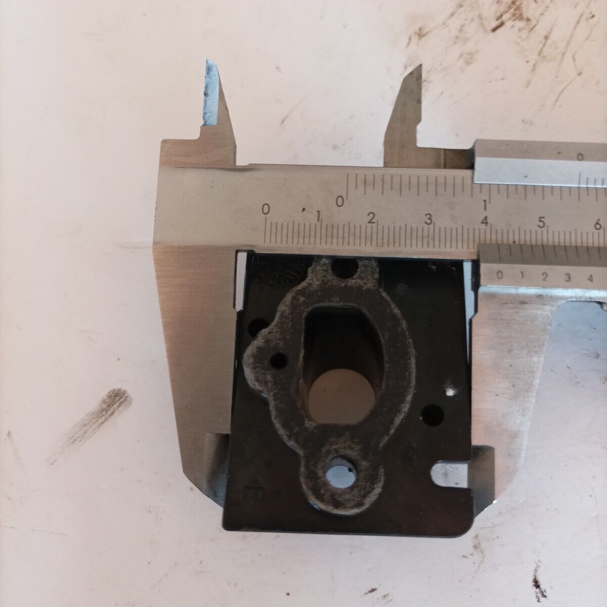 Ricambio FLANGIA COLLETTORE ASPIRAZIONE CARBURATORE DECESPUGLIATORE ALPINA usato