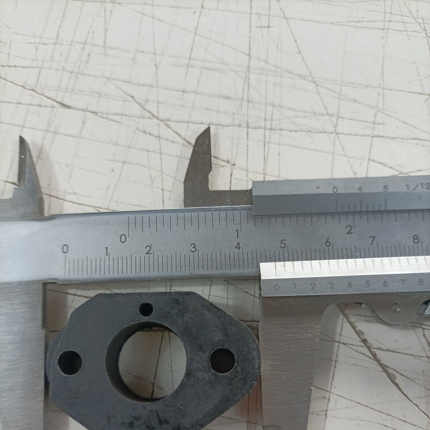 ricambio usato FLANGIA di ASPIRAZIONE CARBURATORE PER MOTOSEGA ALPINA PROF 45
