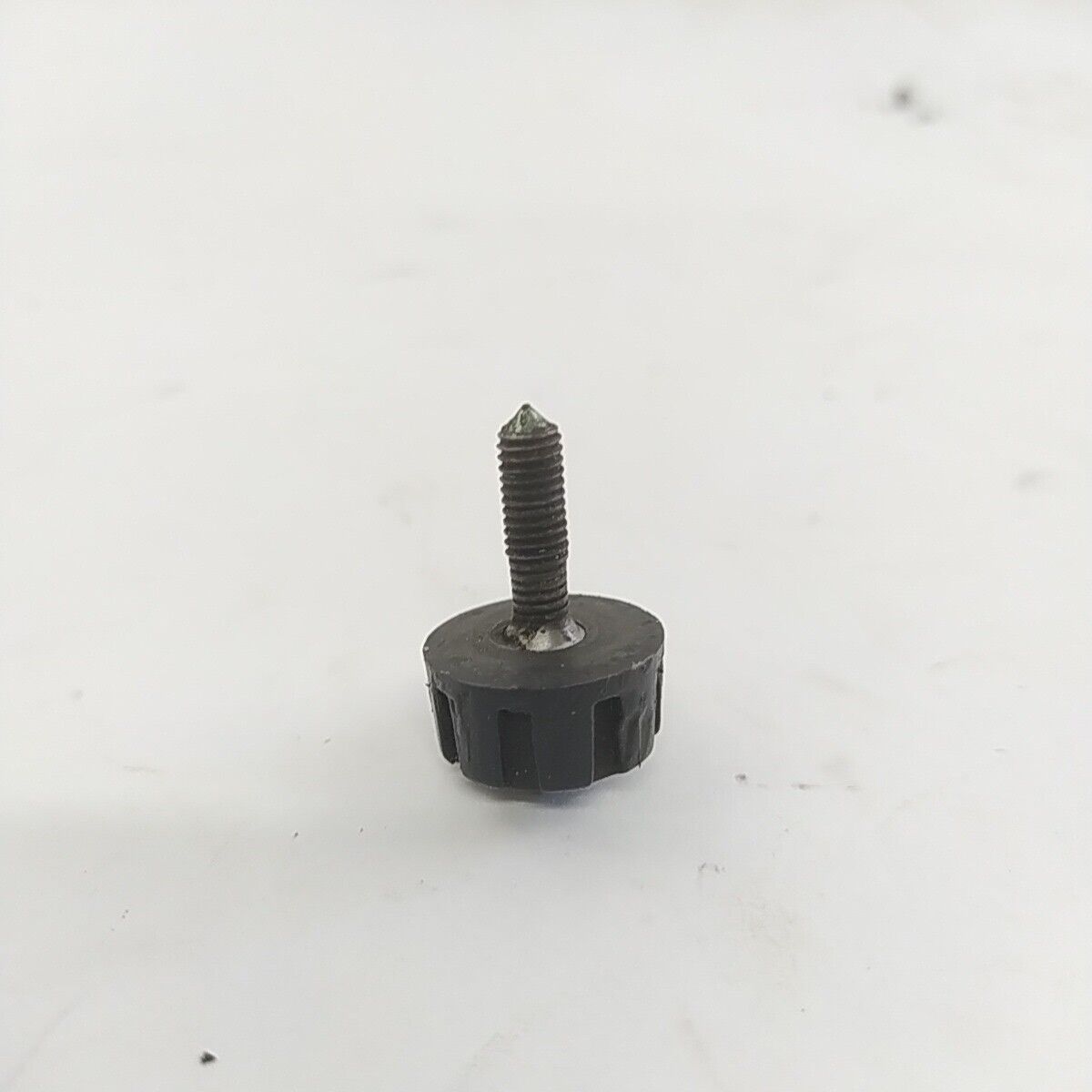 Ricambio VITE PERNO COPERCHIO MOTORE usato per decespugliatore MARUYAMA EA 320
