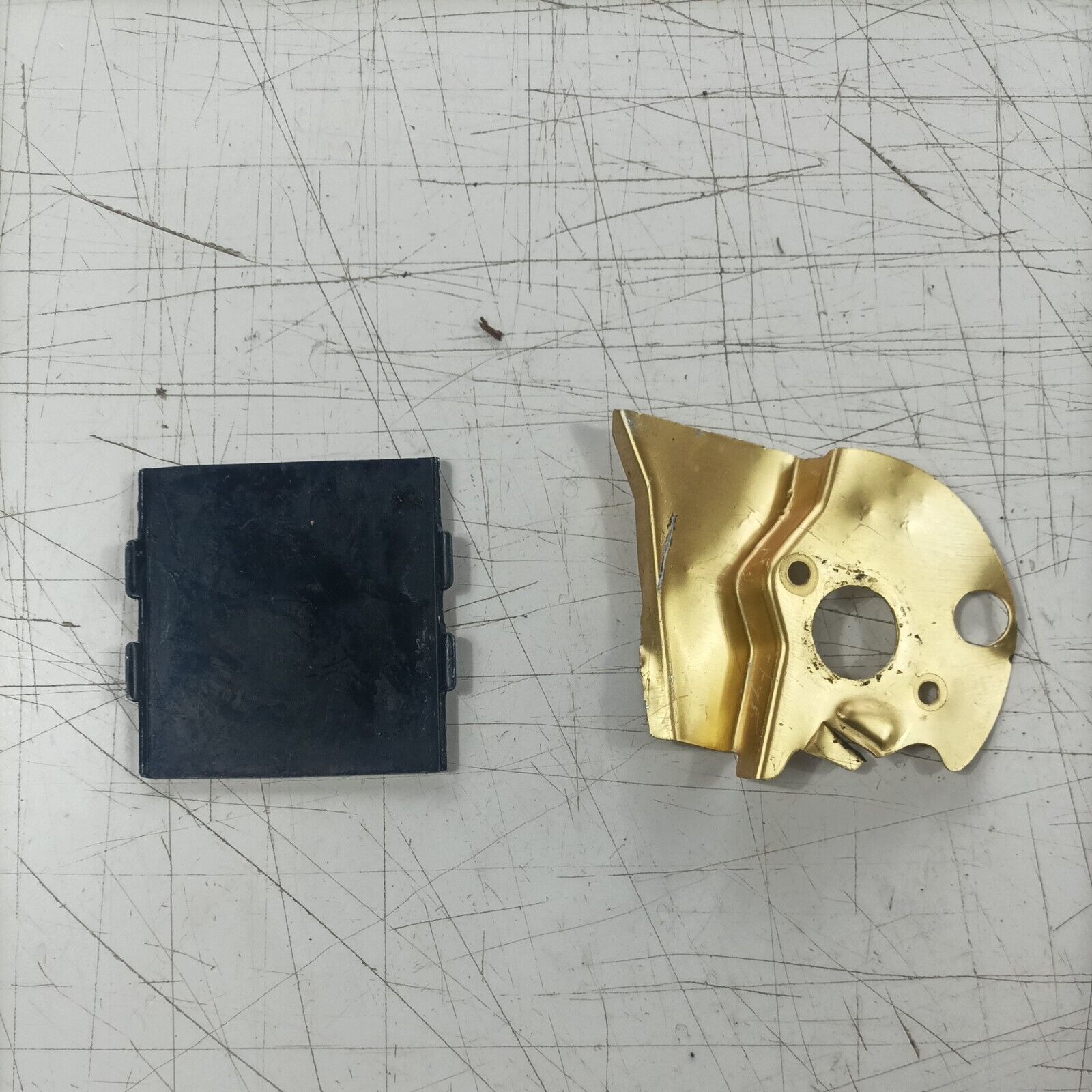 ricambio usato COPERCHIO LAMIERINO POMPA OLIO PER MOTOSEGA castor ALPINA PROF 45