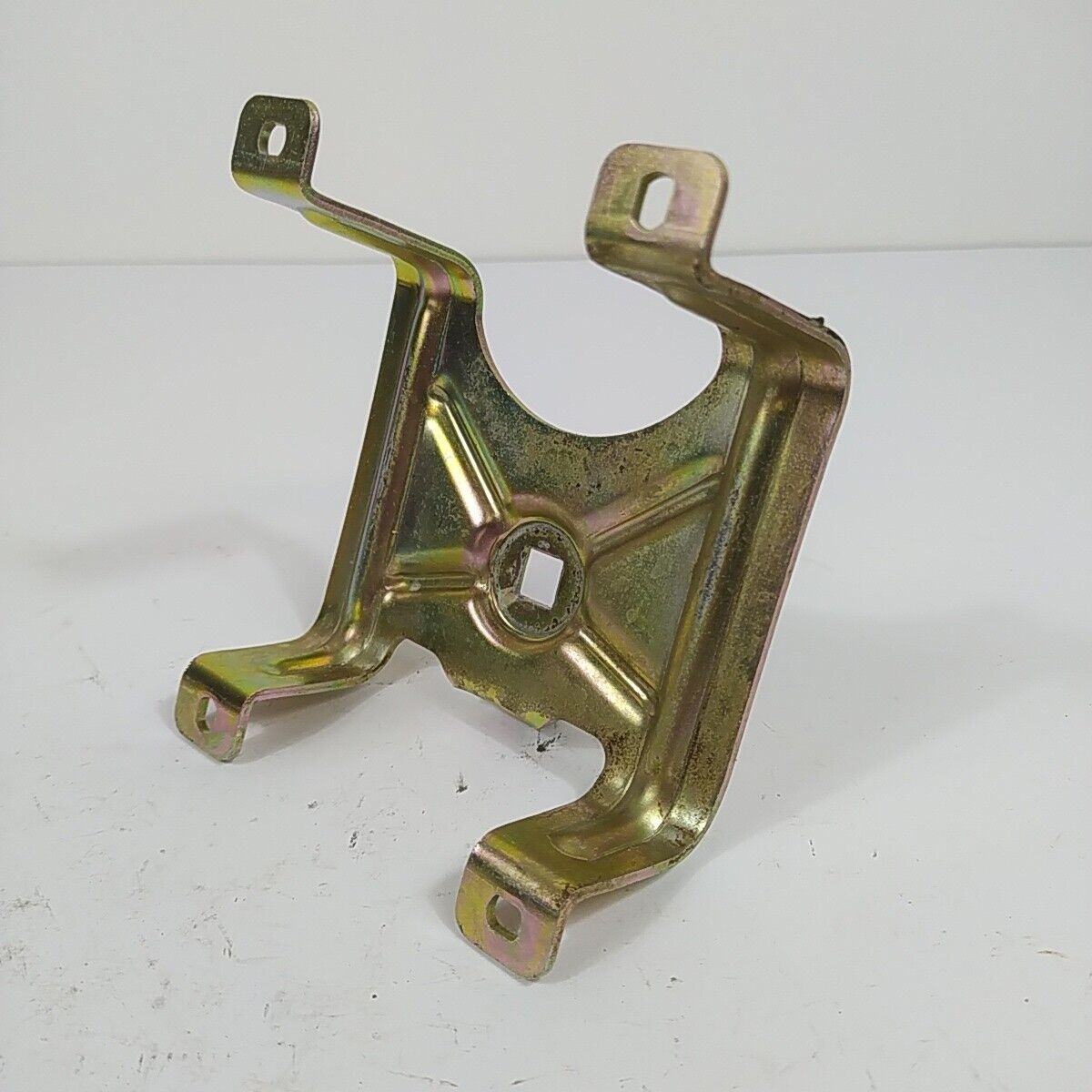 Ricambio STAFFA serbatoio CARBURANTE usato per decespugliatore Emak Efco 8425