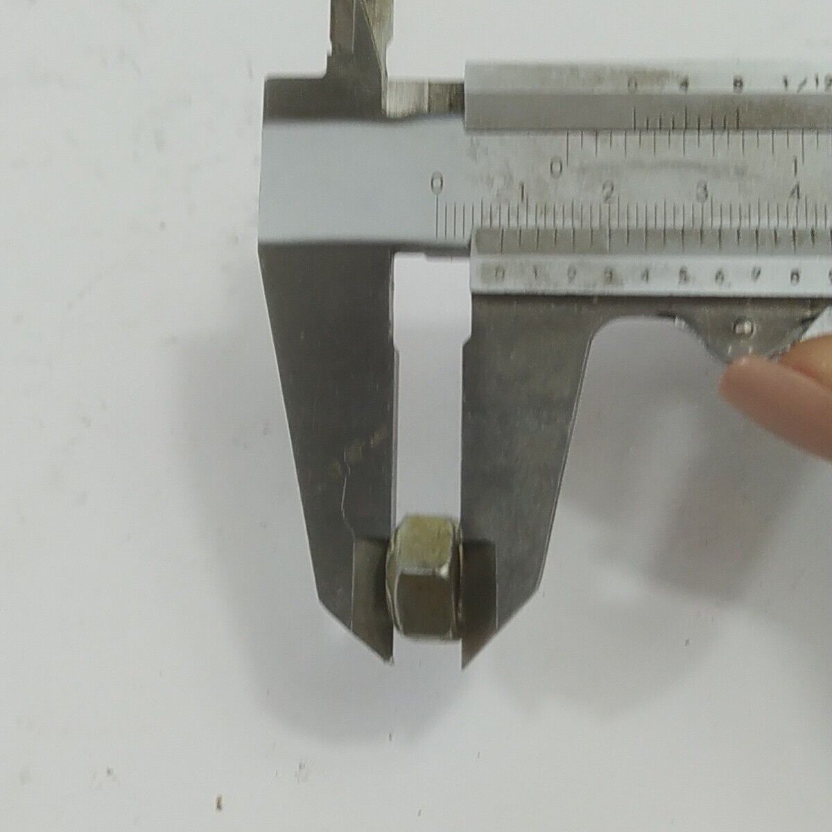 Ricambio per motosega CASTOR ALPINA 450 DADO BULLONE VOLANO DI AVVIAMENTO Usato