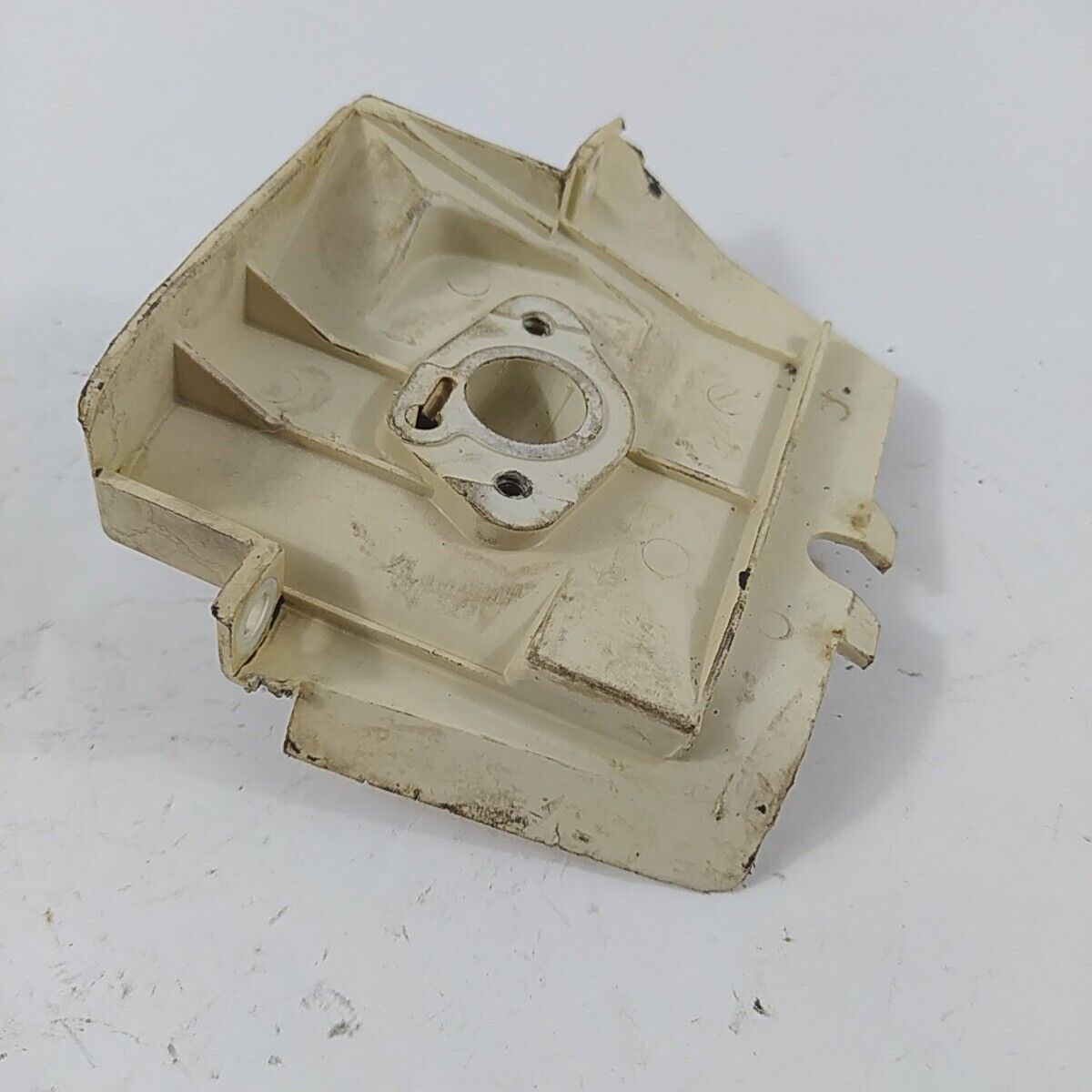 Ricambi per DECESPUGLIATORE HUSQVARNA 39 R usati FLANGIA COLLETTORE CARBURATORE