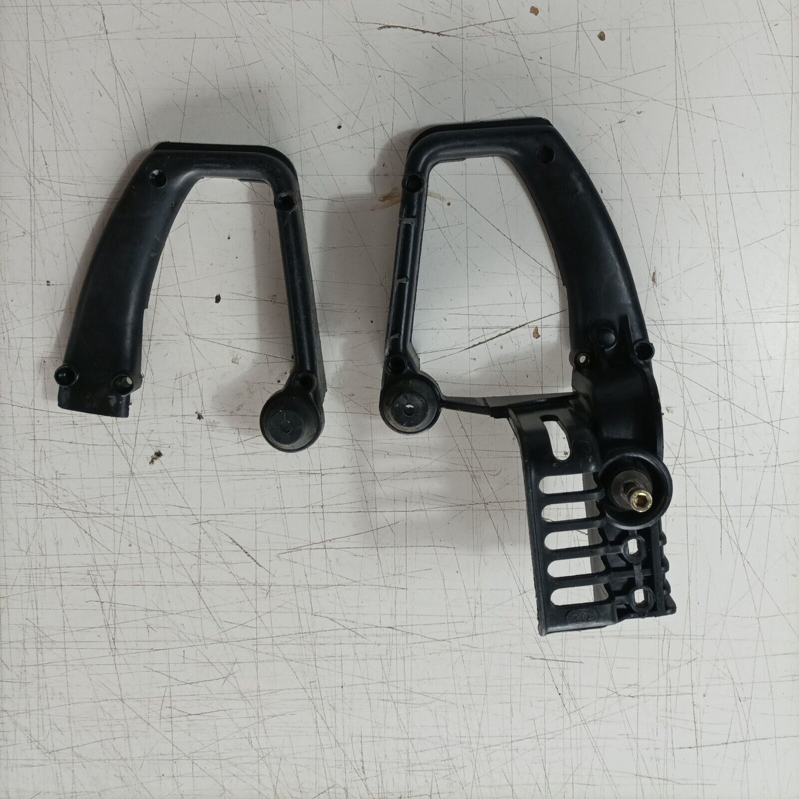 MANIGLIA IMPUGNATURA COMANDI INFERIORE PER MOTOSEGA CASTOR C70 ALPINA A70
