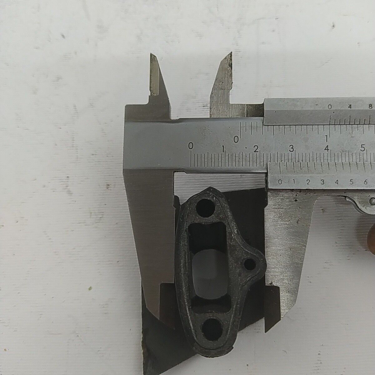 ricambio FLANGIA COLLETTORE CARBURATORE PER MOTOSEGA ALPINA CASTOR 41 40 usati