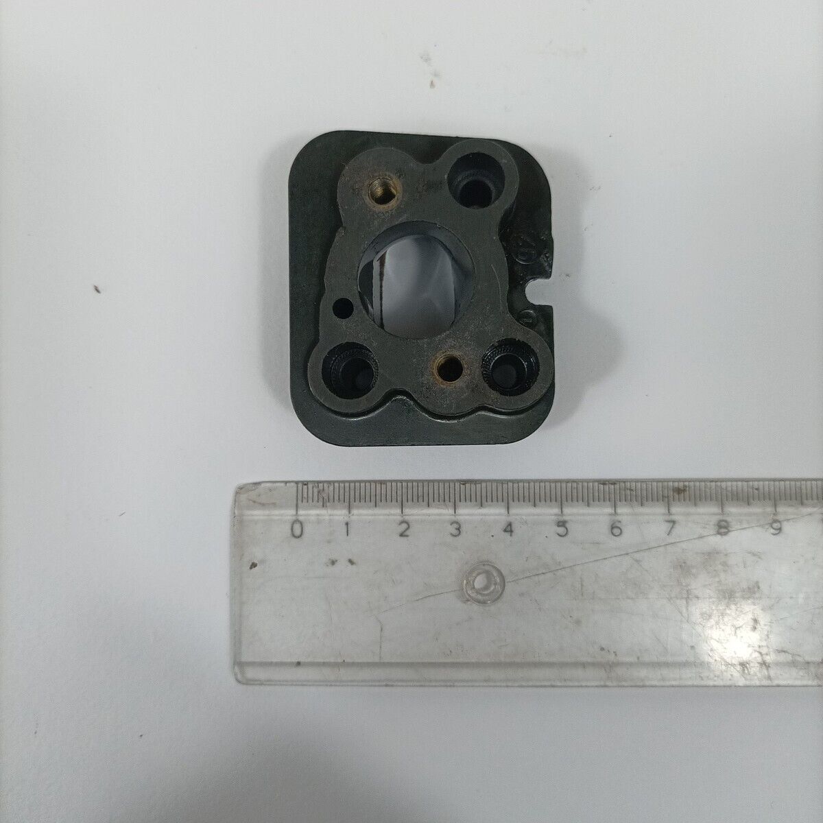 Ricambio usato FLANGIA COLLETTORE CARBURATORE per motosega DOLMAR 116 si