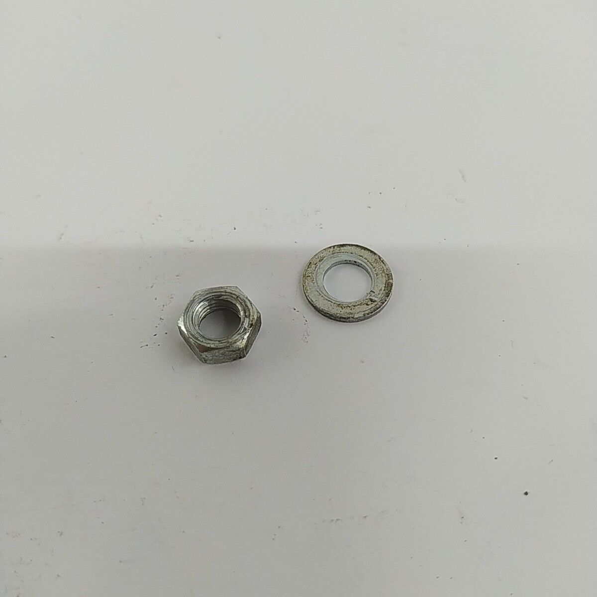 Ricambio usato DADO BULLONE VOLANO per decespugliatore KAWASAKI TG 33
