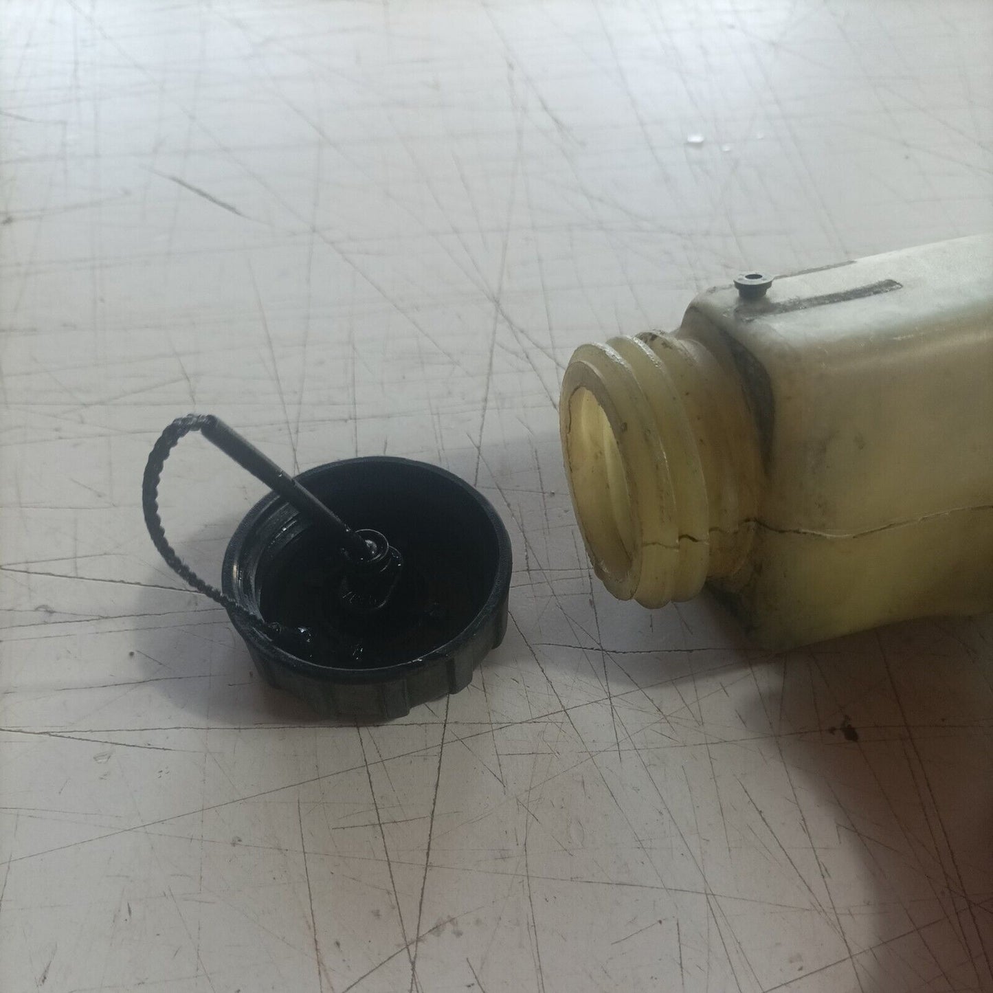 SERBATOIO OLIO con tappo PER MOTOSEGA STIHL 018 / MS 170 180 017 ricambi usati