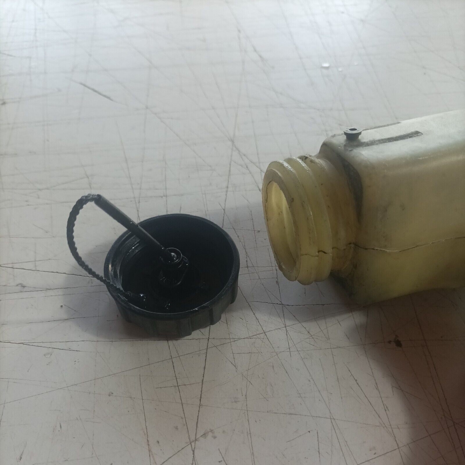 SERBATOIO OLIO con tappo PER MOTOSEGA STIHL 018 / MS 170 180 017 ricambi usati