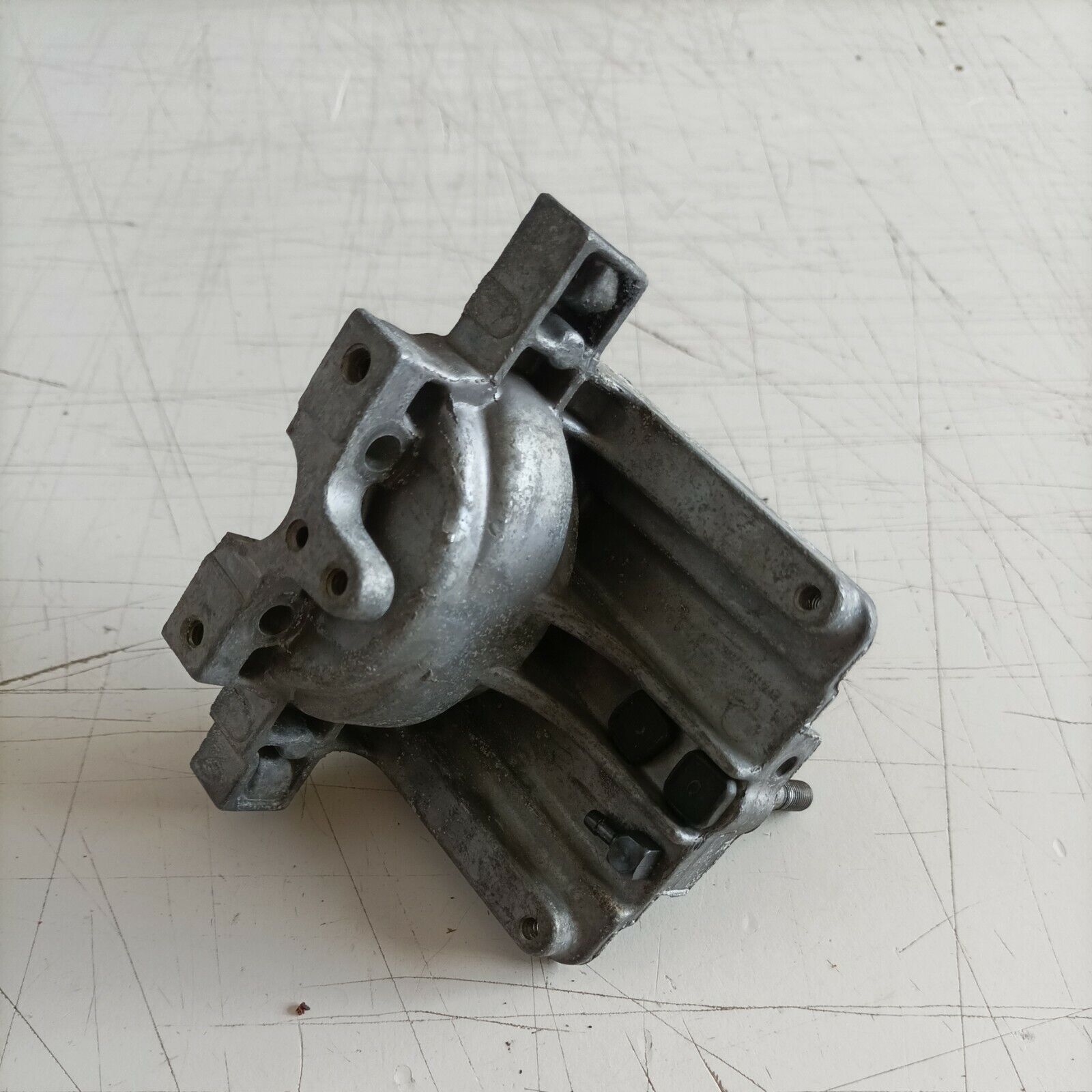 basamento CILINDRO CON PRIGIONIERI PER MOTOSEGA MCCULLOCH MACCAT 839 usato