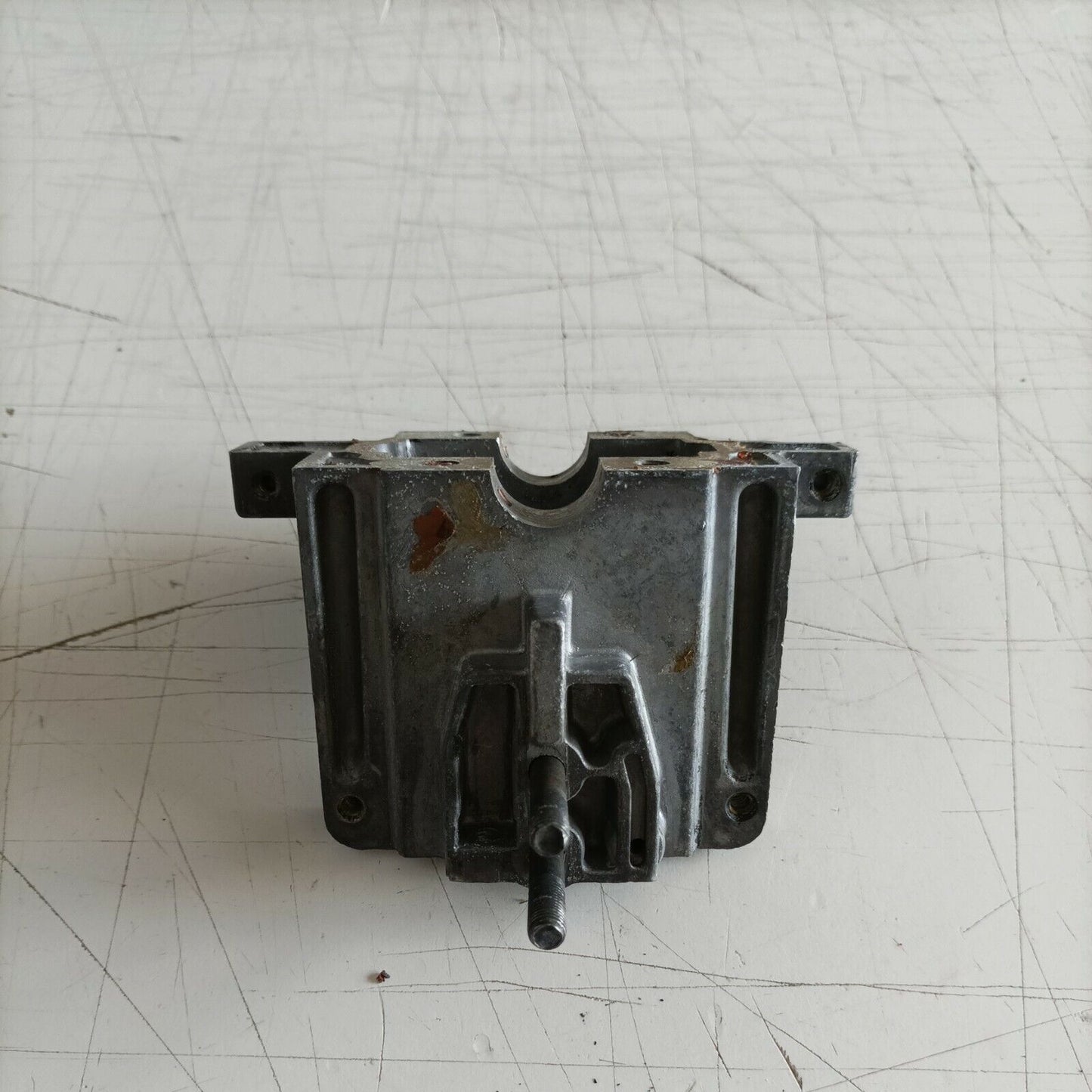 basamento CILINDRO CON PRIGIONIERI PER MOTOSEGA MCCULLOCH MACCAT 839 usato