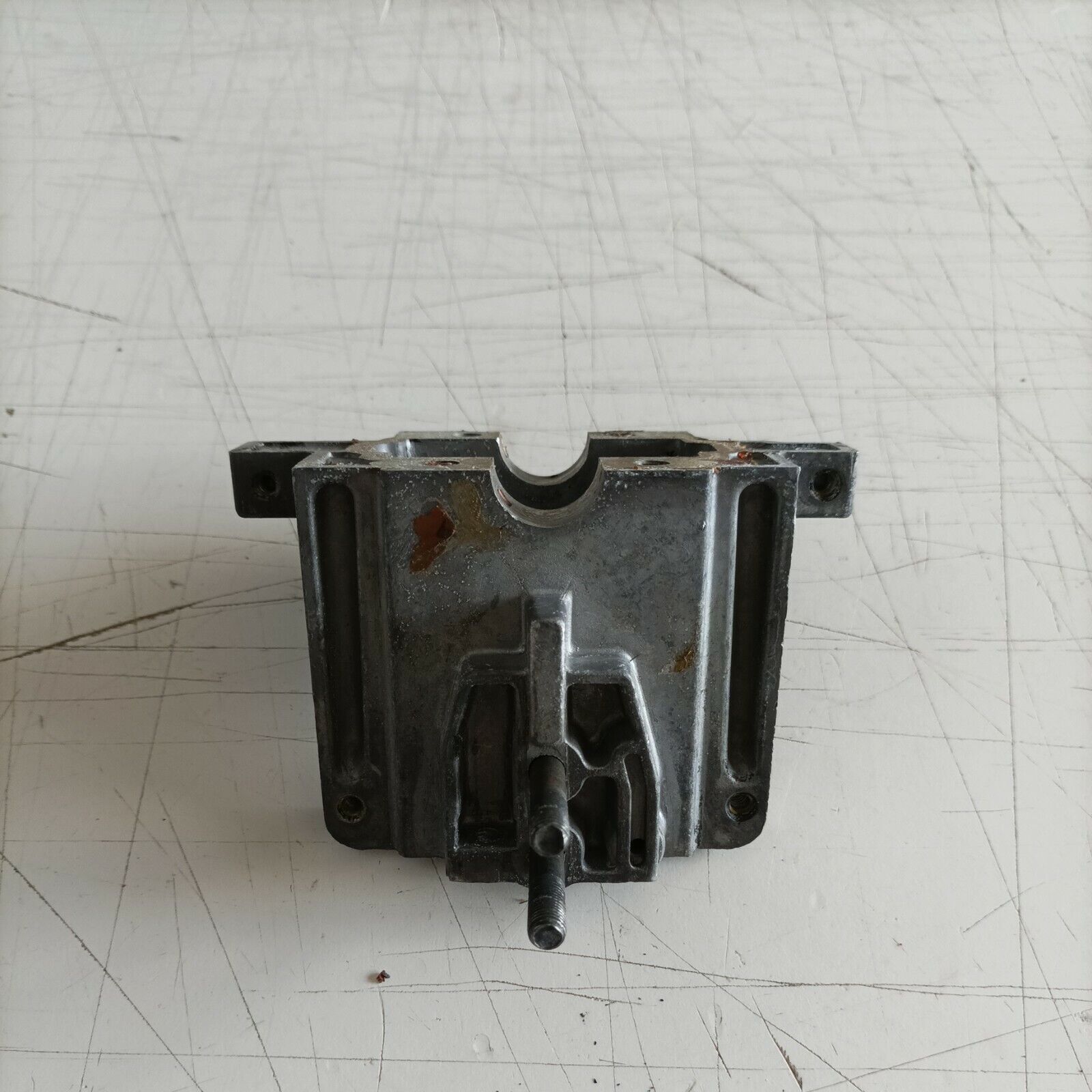 basamento CILINDRO CON PRIGIONIERI PER MOTOSEGA MCCULLOCH MACCAT 839 usato