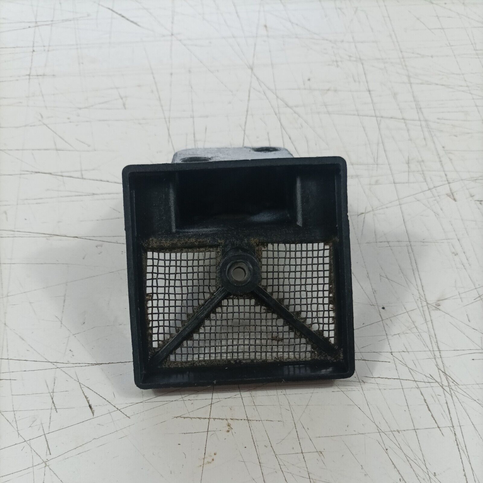 MOTOSEGA OLEOMAC OM 251 SUPPORTO CARBURATORE E FILTRO DELL'ARIA ricambi usati