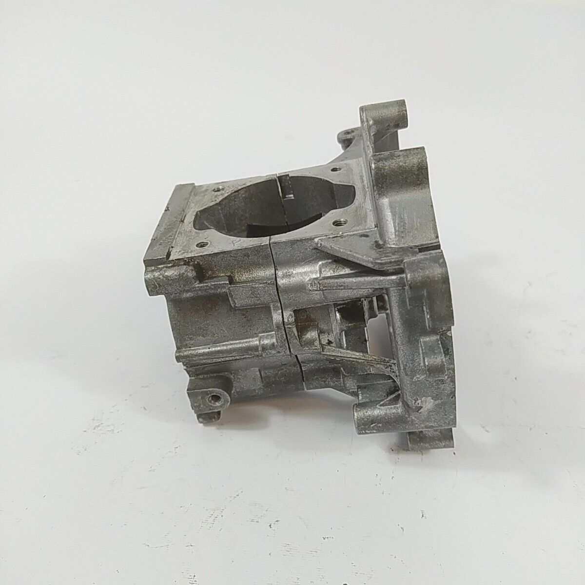 Ricambio CARTER BASAMENTO MOTORE usato per decespugliatore MITSUBISHI MARUYAMA