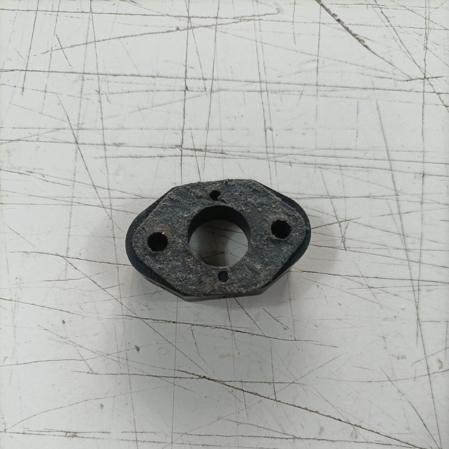 ricambio usato FLANGIA di ASPIRAZIONE CARBURATORE PER MOTOSEGA ALPINA PROF 45