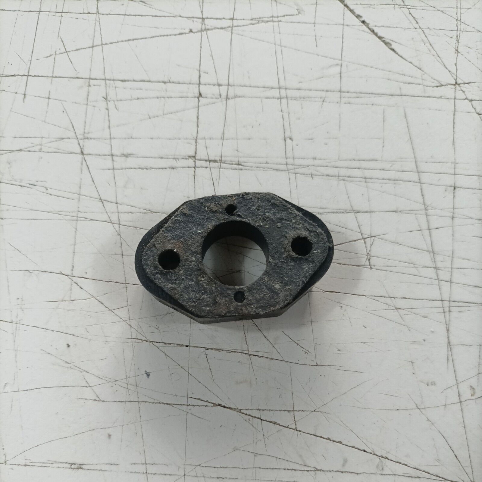 ricambio usato FLANGIA di ASPIRAZIONE CARBURATORE PER MOTOSEGA ALPINA PROF 45