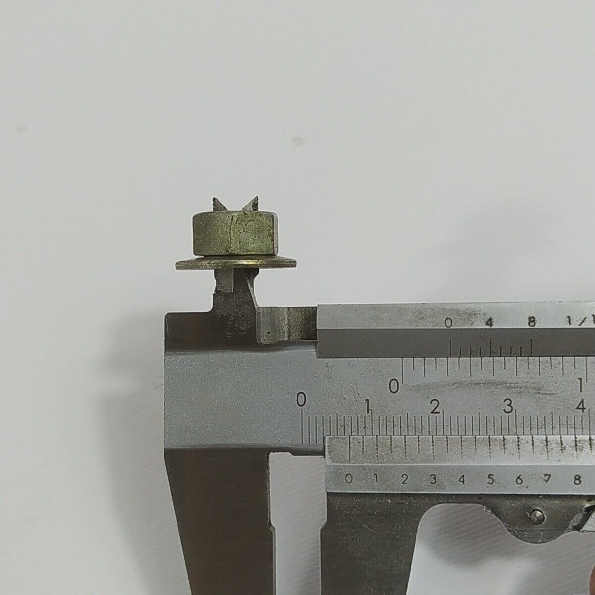 Ricambio usato DADO BULLONI FERMO ALBERO MOTORE decespugliatore MITSUBISHI T200