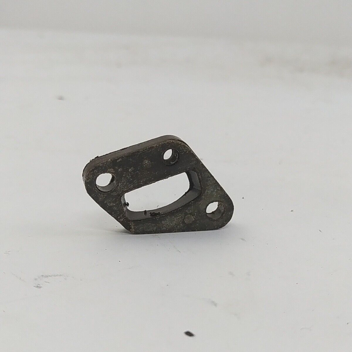 Ricambio FLANGIA RACCORDO CARBURATORE usato per decespugliatore MARUYAMA EA 320