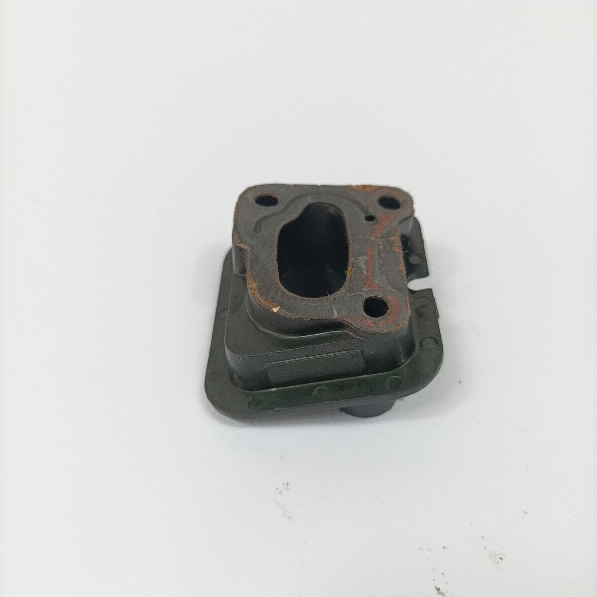 Ricambio usato FLANGIA COLLETTORE CARBURATORE per motosega DOLMAR 116 si