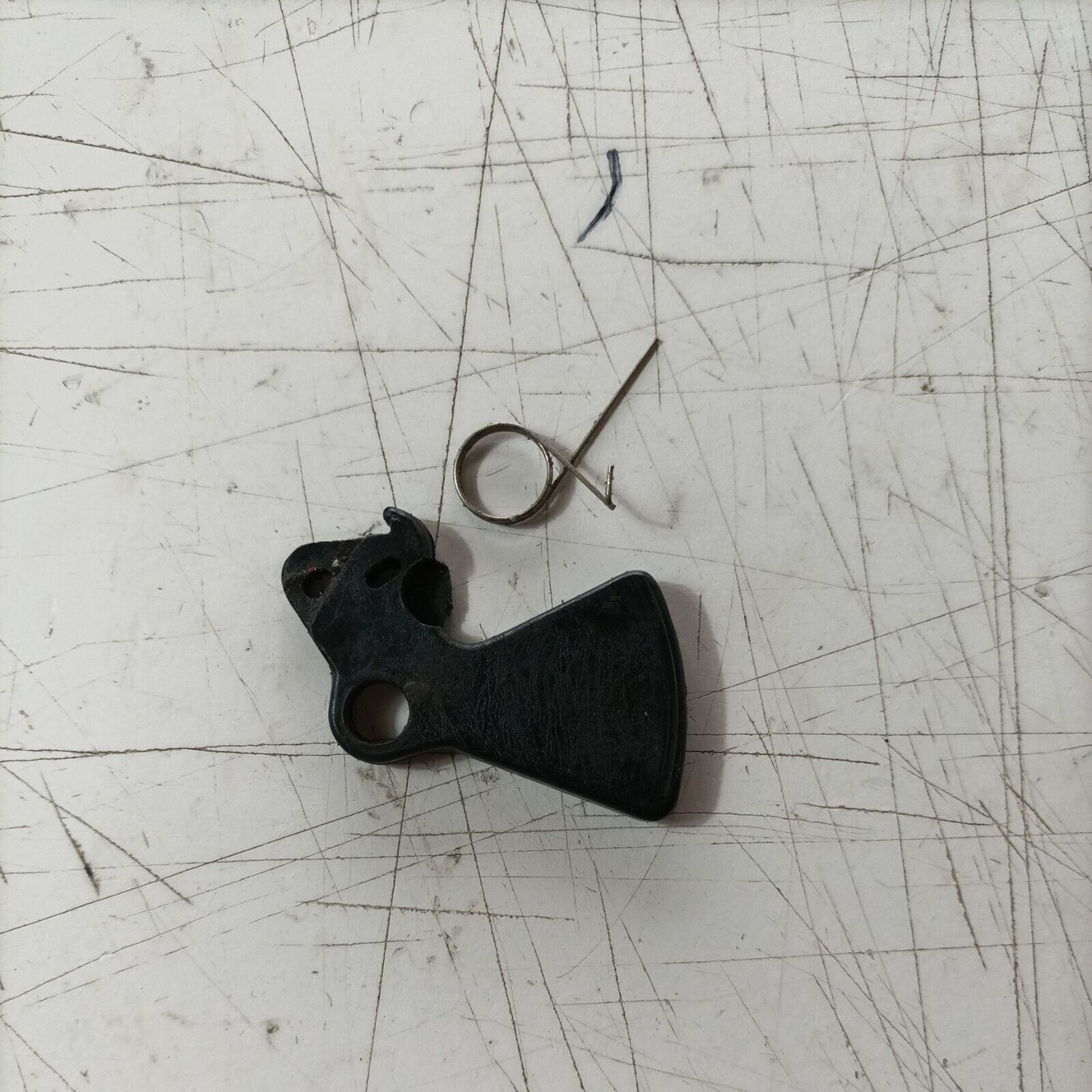 GRILLETTO MOLLA COMANDO ACCELERAZIONE GAS PER MOTOSEGA CASTOR C 70 ALPINA A 70