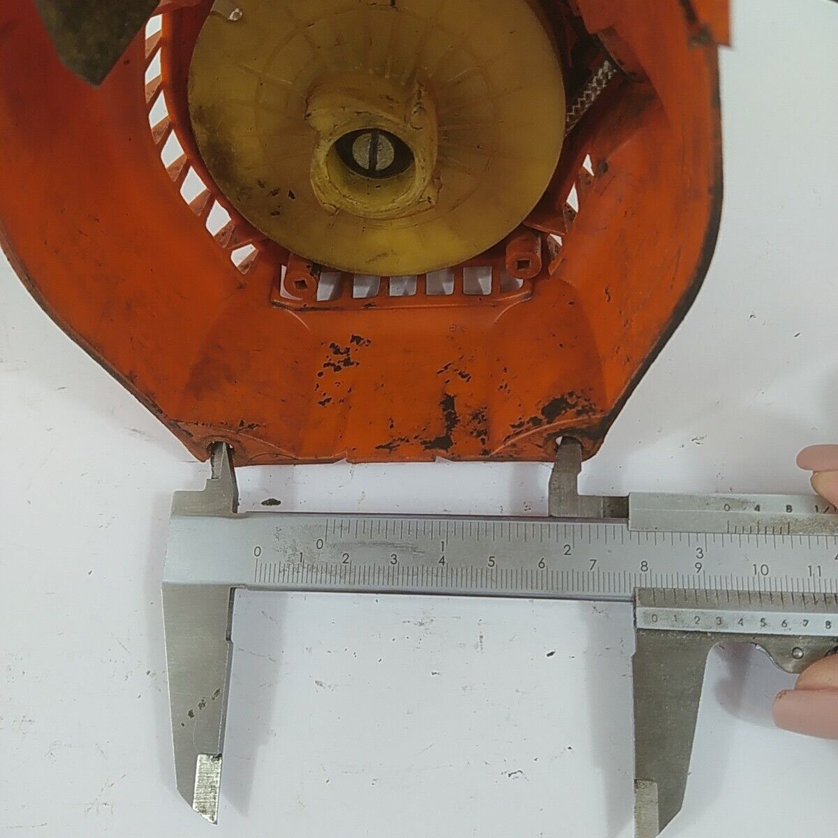 Ricambio usato COPERCHIO DI AVVIAMENTO A STRAPPO per DECESPUGLIATORE EMAK EFCO