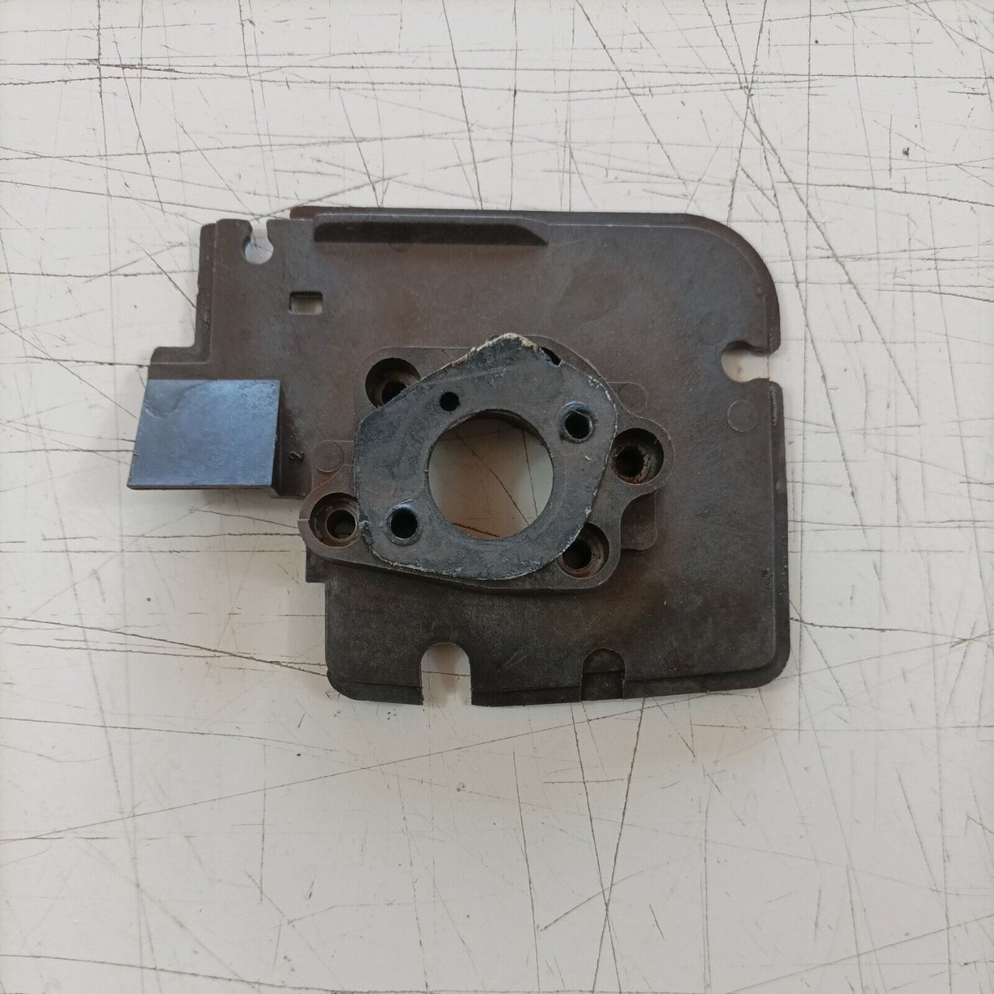 MOTOSEGA OLEOMAC OM 251 FLANGIA CARBURATORE COLLETTORE ASPIRAZIONE ricambi usati