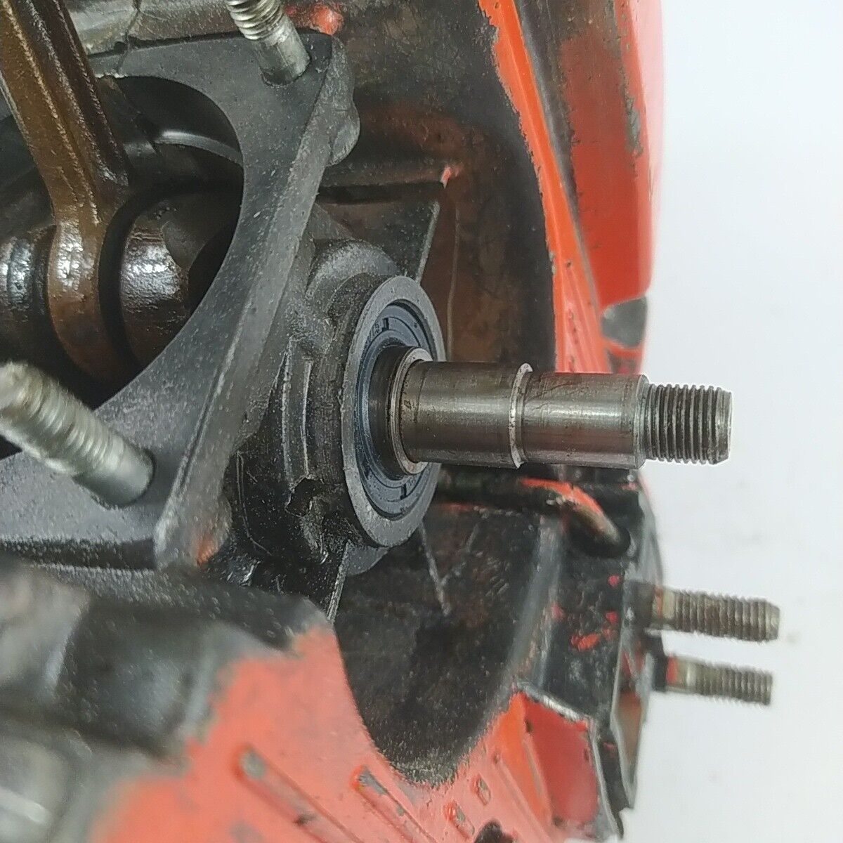 ricambio TELAIO BASAMENTO E ALBERO MOTORE MANICO per motosega CASTOR C 70 usati