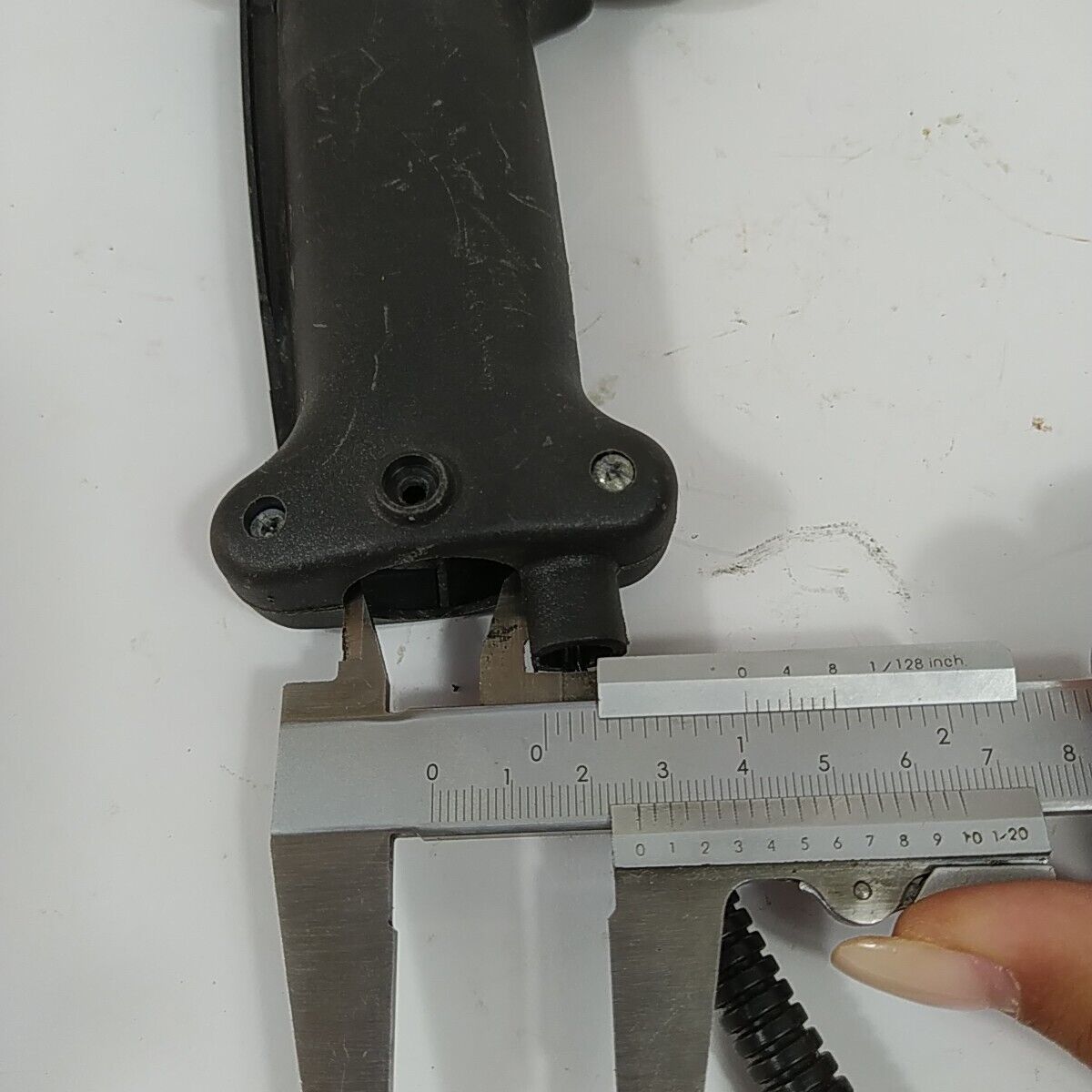 Ricambio MANIGLIA IMPUGNATURA 25 usato per DECESPUGLIATORE MCCULLOCH GT 50