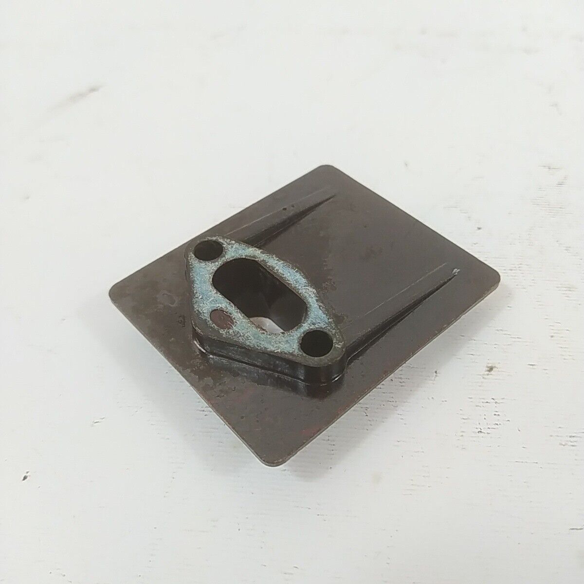 ricambio FLANGIA COLLETTORE CARBURATORE usato per decespugliatore KAWASAKI TD 33