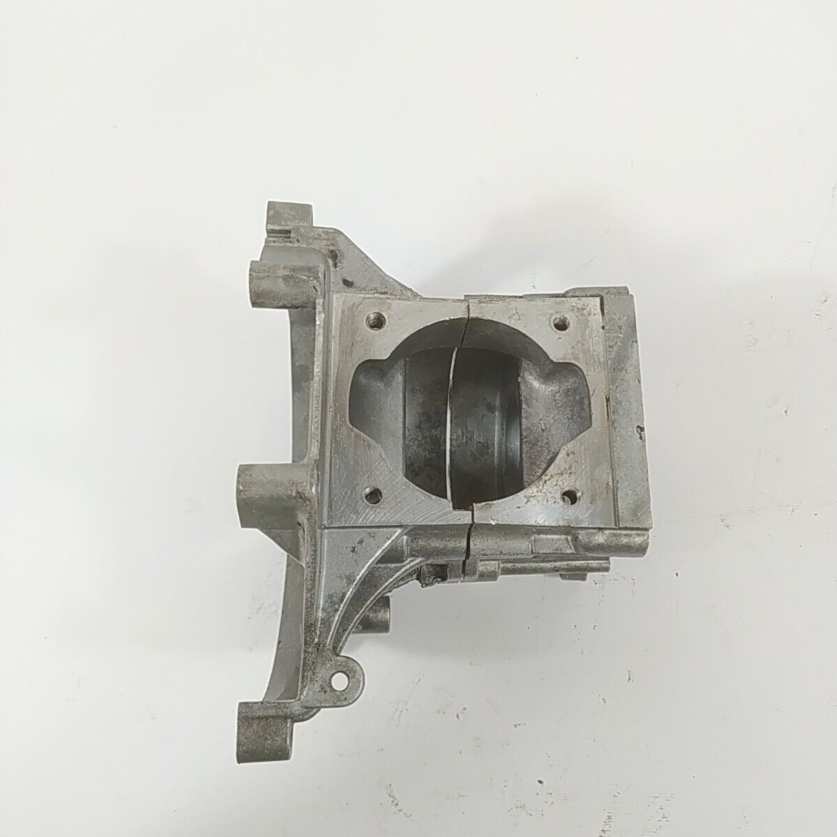 Ricambio CARTER BASAMENTO MOTORE usato per decespugliatore MITSUBISHI MARUYAMA