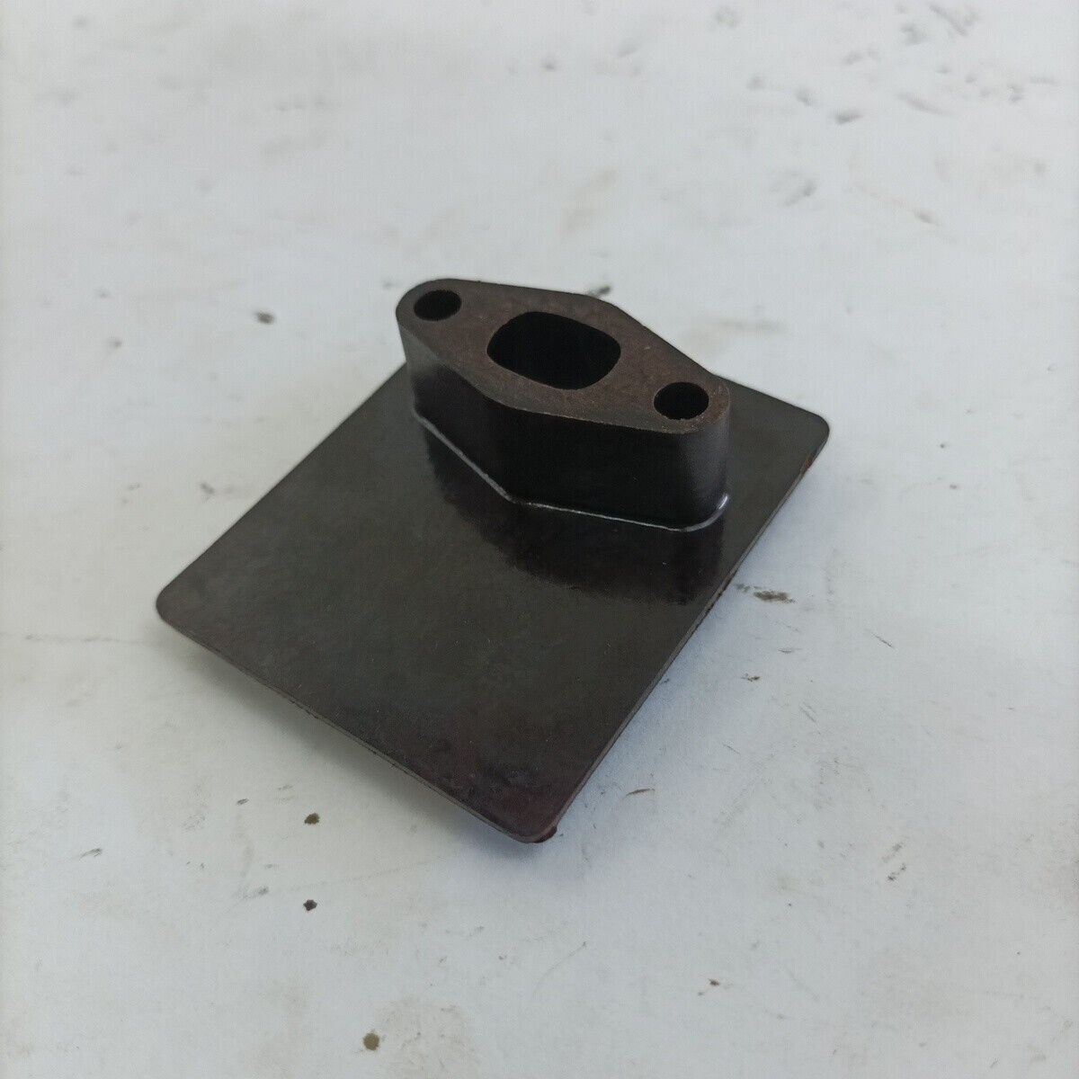 ricambio FLANGIA COLLETTORE CARBURATORE usato per decespugliatore KAWASAKI TD 33