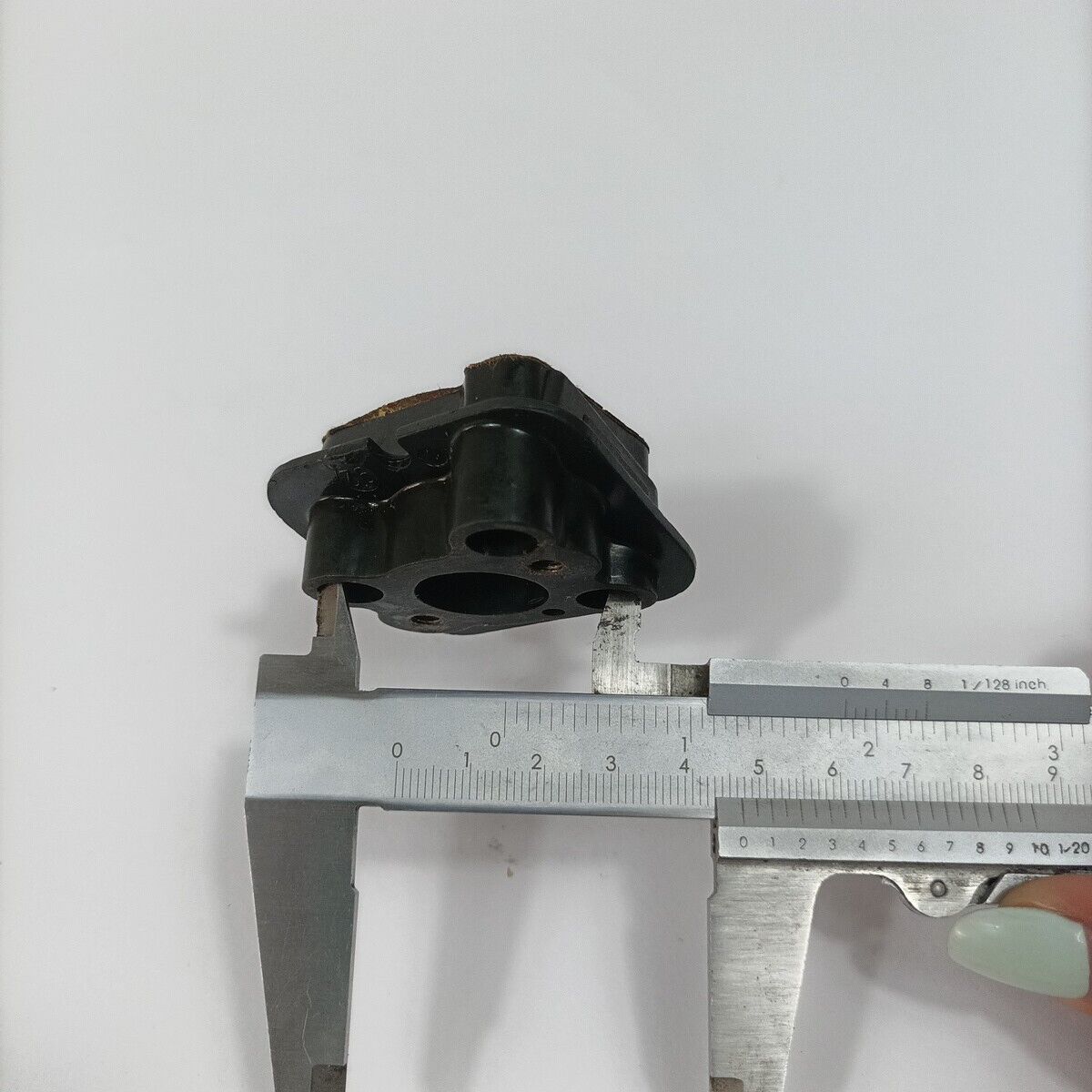 Ricambio usato FLANGIA COLLETTORE CARBURATORE per motosega DOLMAR 116 si