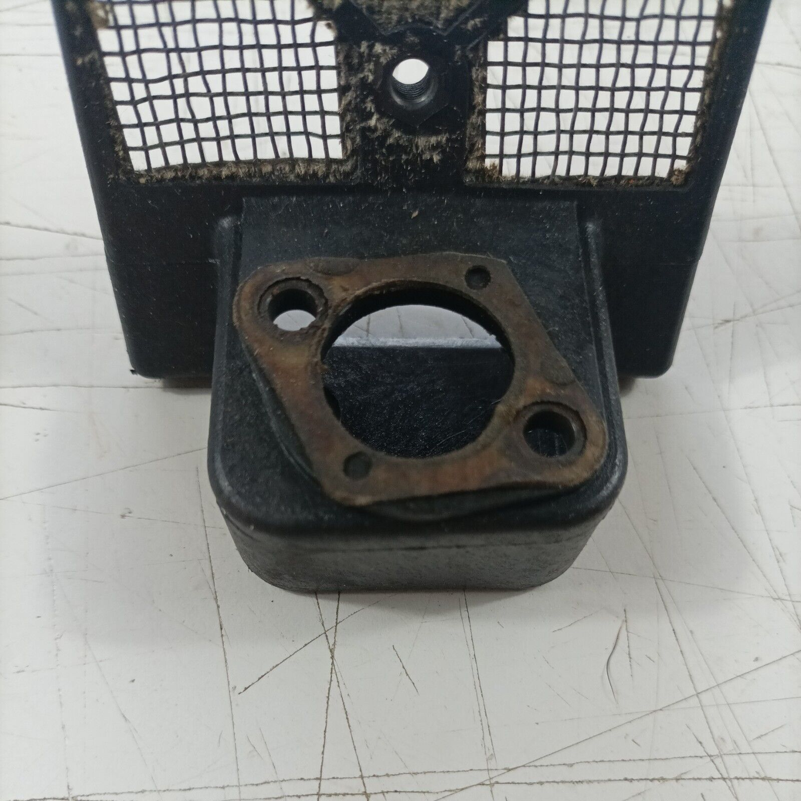 MOTOSEGA OLEOMAC OM 251 SUPPORTO CARBURATORE E FILTRO DELL'ARIA ricambi usati