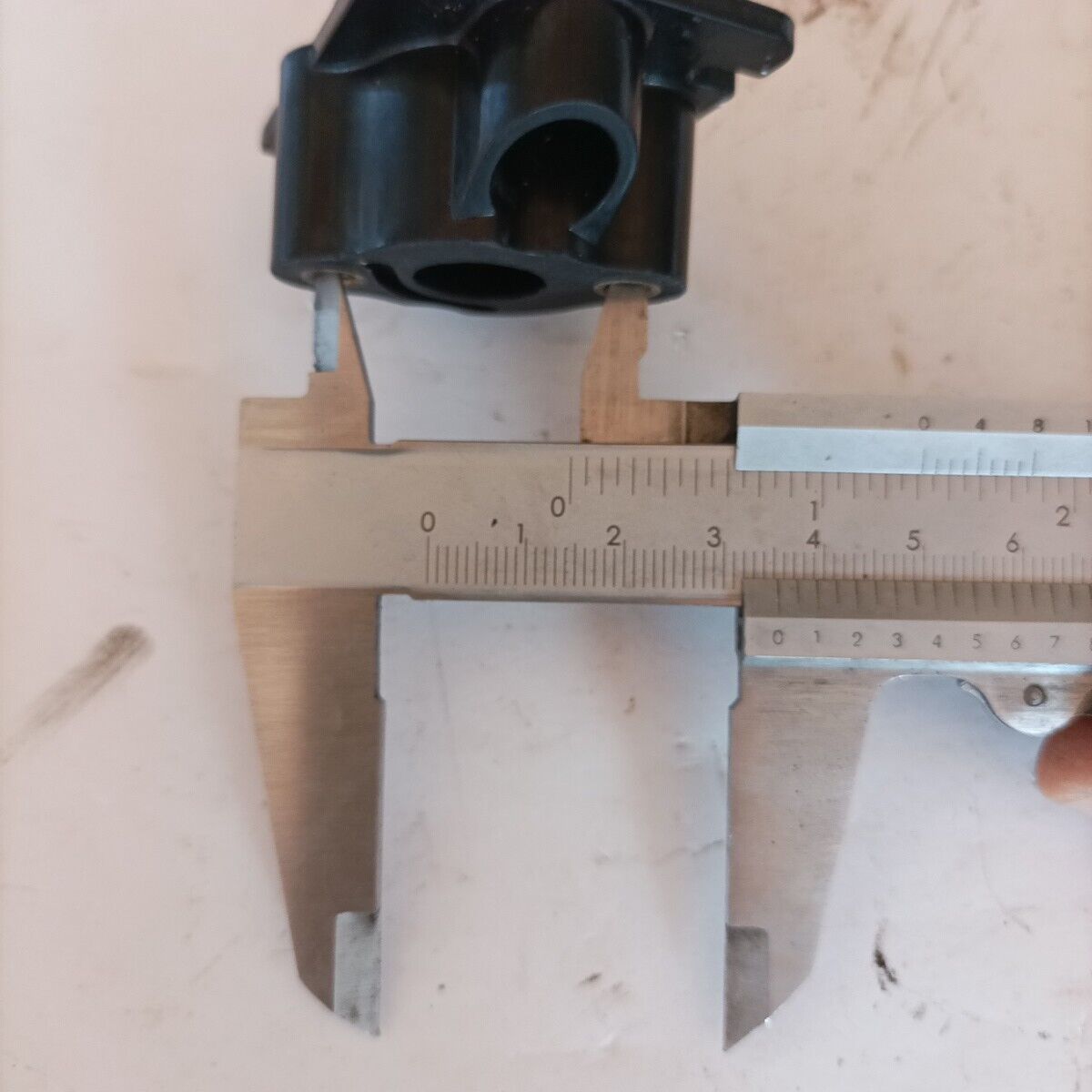 Ricambio FLANGIA COLLETTORE ASPIRAZIONE CARBURATORE DECESPUGLIATORE ALPINA usato